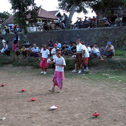 Lombok - Pinggasela, Compétition De Toupie A Découvrir en Indonésie - Les Toupies Géantes