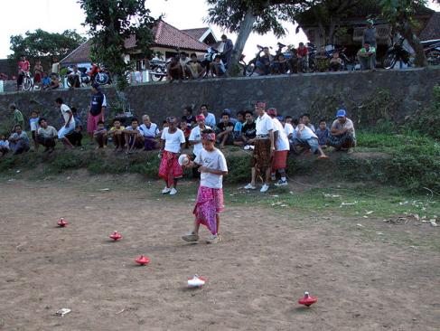 Lombok - Pinggasela, Compétition De Toupie A Découvrir en Indonésie - Les Toupies Géantes