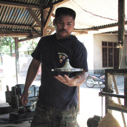 Lombok - Bangket Daya, Démonstration De La Fabrication Des Toupies Géantes A Découvrir en Indonésie - Les Toupies Géantes