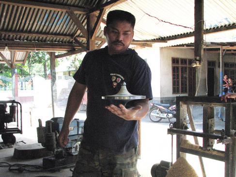 Lombok - Bangket Daya, Démonstration De La Fabrication Des Toupies Géantes A Découvrir en Indonésie - Les Toupies Géantes