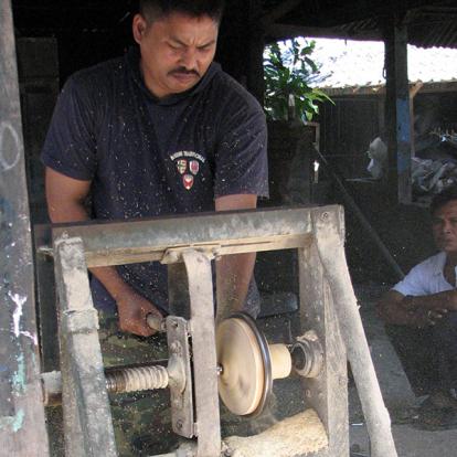 Lombok - Bangket Daya, Fabrication De Toupie Géante A Découvrir en Indonésie - Les Toupies Géantes