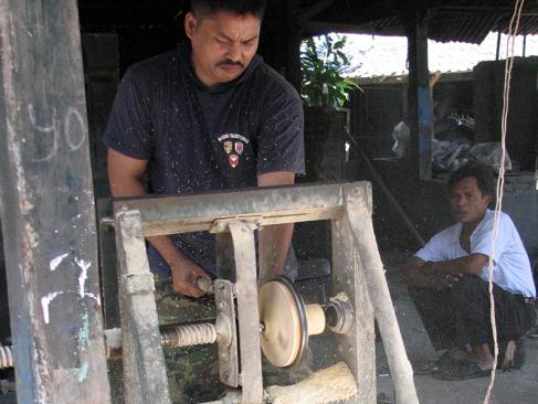 Lombok - Bangket Daya, Fabrication De Toupie Géante A Découvrir en Indonésie - Les Toupies Géantes