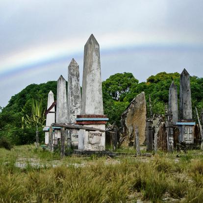 Près de Taolagnaro, les cénotaphes d'Antanosy commémorent les personnes enterrées dans les tombes communales A Découvrir à Madagascar - Fort-Dauphin (Tôlanaro)