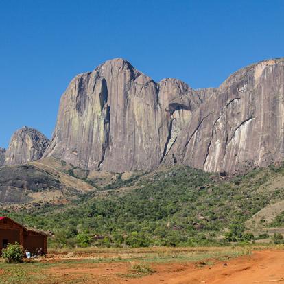 Montagne Tsaranoro - Parc National De L'Andringitra A Découvrir à Madagascar - La Vallée du Tsaranoro