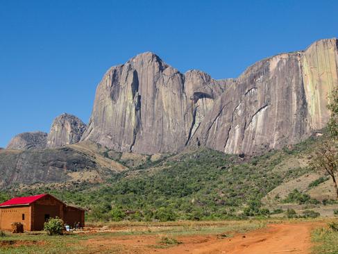 Montagne Tsaranoro - Parc National De L'Andringitra A Découvrir à Madagascar - La Vallée du Tsaranoro
