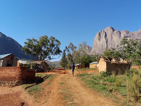 Vallée De Tsaranoro Depuis Le Camp De Tsara, Ambalavao A Découvrir à Madagascar - La Vallée du Tsaranoro