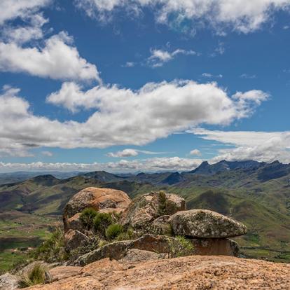 Vue Au Sommet De La « Montagne Caméléon - Vallée De Tsaranoro A Découvrir à Madagascar - La Vallée du Tsaranoro