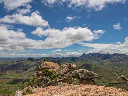 Vue Au Sommet De La « Montagne Caméléon - Vallée De Tsaranoro A Découvrir à Madagascar - La Vallée du Tsaranoro
