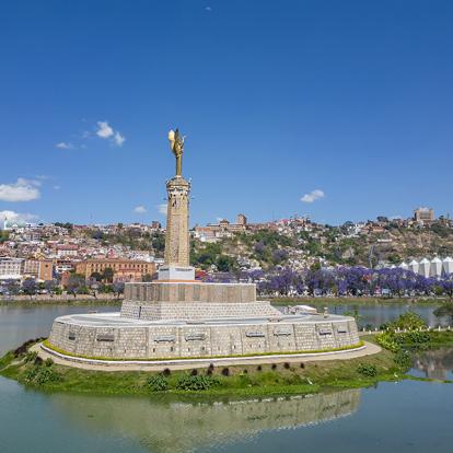 Antananarivo- Vue Aérienne Du Monument Aux Morts Sur Le Lac Anosy A Découvrir à Madagascar - Tananarive