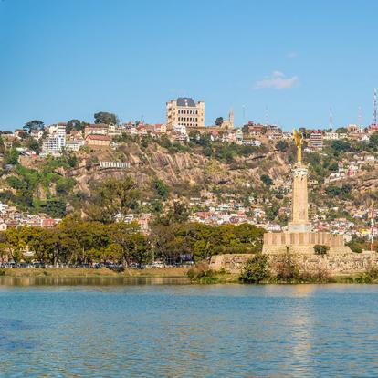 Tananarive Depuis Le Lac Anosy A Découvrir à Madagascar - Tananarive