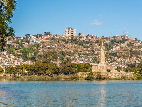 Tananarive Depuis Le Lac Anosy A Découvrir à Madagascar - Tananarive