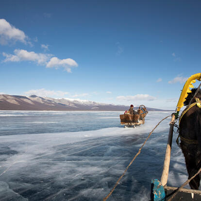 Balade en luge sur le lac Khovsgol recouvert de glace A Découvrir en Mongolie - Le Lac Khövsgöl