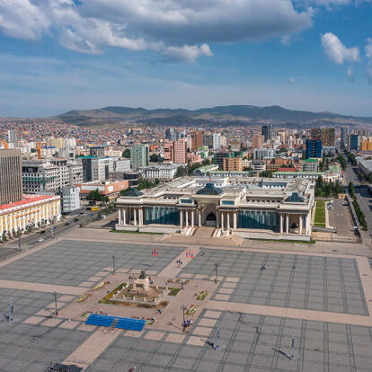 Oulan-Bator - Place Sukhbaatar A Découvrir en Mongolie - Oulan Bator