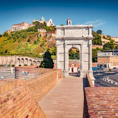 Ancone - Arc de Trajan et église cathédrale de San Ciriaco A Découvrir en Italie - Ancône