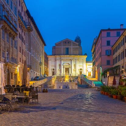Ancone - Église Saint-Dominique Vue Derrière La Piazza Del Plebiscito A Découvrir en Italie - Ancône