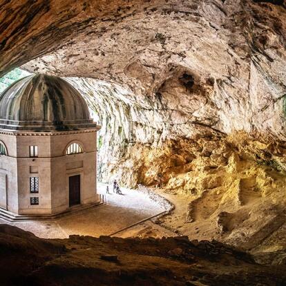 Ancône - Le Temple De L'église Valadier Près Des Grottes De Frasassi à Genga A Découvrir en Italie - Ancône