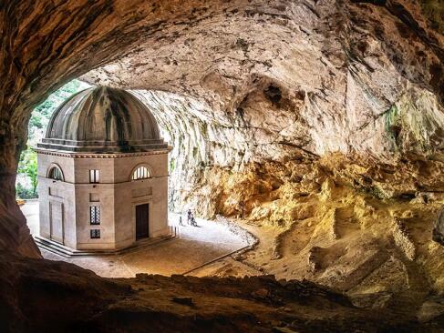Ancône - Le Temple De L'église Valadier Près Des Grottes De Frasassi à Genga A Découvrir en Italie - Ancône