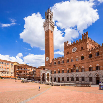 Sienne - Piazza del Campo avec le Palazzo Pubblico et la Torre del Mangia A Découvrir en Italie - Sienne