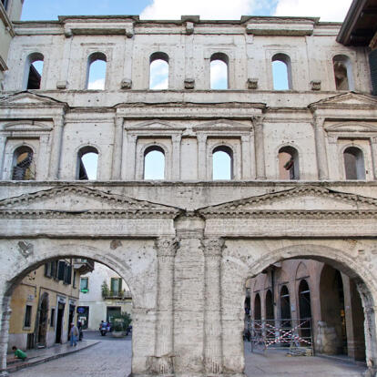 Vérone - L'ancienne Porta Borsari A Découvrir en Italie - Vérone