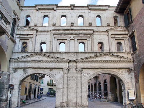 Vérone - L'ancienne Porta Borsari A Découvrir en Italie - Vérone