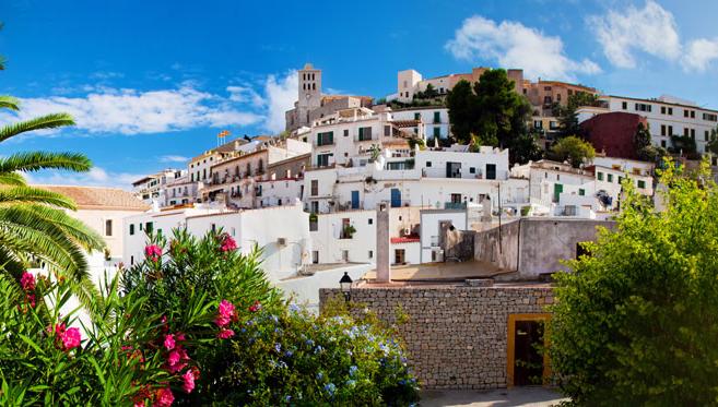 Halte à Ibiza, entre plages idylliques et richesse historique
