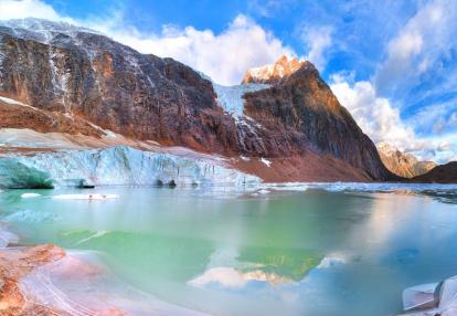 Cavell lake and Mount Voyage Découverte au Canada - La Route des Glaciers