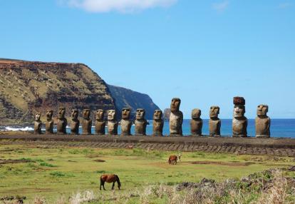 Ile de Paque - 15 Moai at Ahu Tongariki Voyage Découverte au Chili - Rencontre avec la civilisation Rapa Nui sur l'île de Pâques