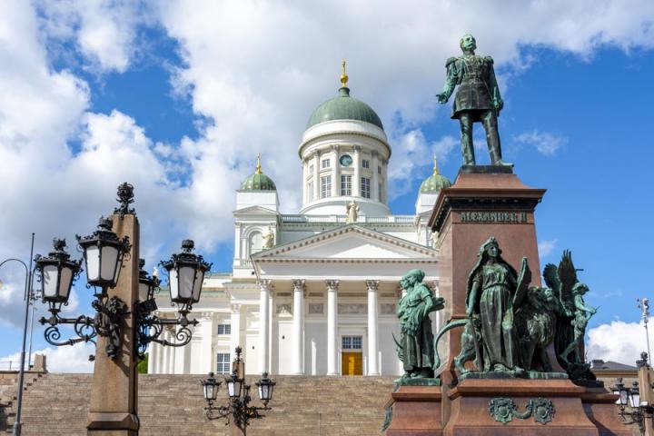Helsinki - Cathedral and Alexander II monument Voyage Découverte en Finlande - Helsinki, Une Capitale Nordique