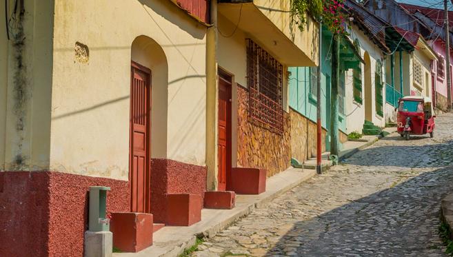 Flores... Le Charme aux Portes du Monde Maya