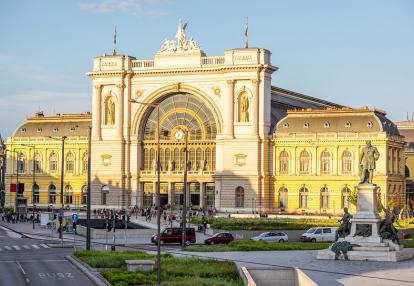 Budapest - railway station with Gabor Baross statue Voyage Découverte en Europe Centrale - Empire Austro-Hongrois : trio de capitales en train