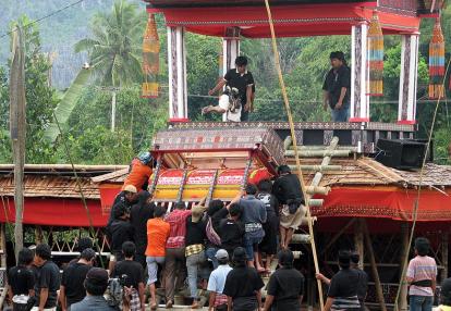 Sulawesi - Village de La'bo - Montée du cercueil Voyage Découverte en Indonésie : Enterrement chez les Torajas
