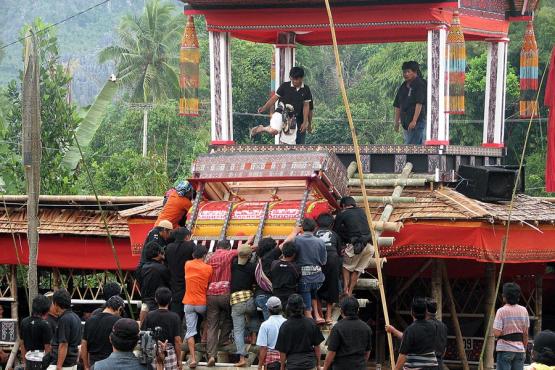 Sulawesi - Village de La'bo - Montée du cercueil Voyage Découverte en Indonésie : Enterrement chez les Torajas