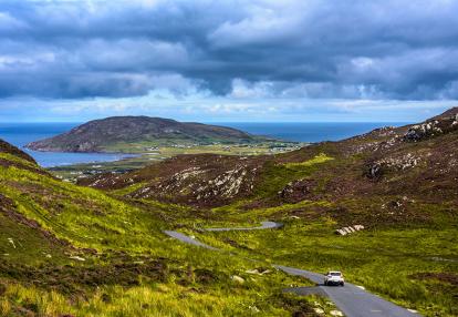Donegalm - Car driving on a lonley road through Gap of Mamore Voyage Découverte en Irlande - Découverte du Comté de Donegal