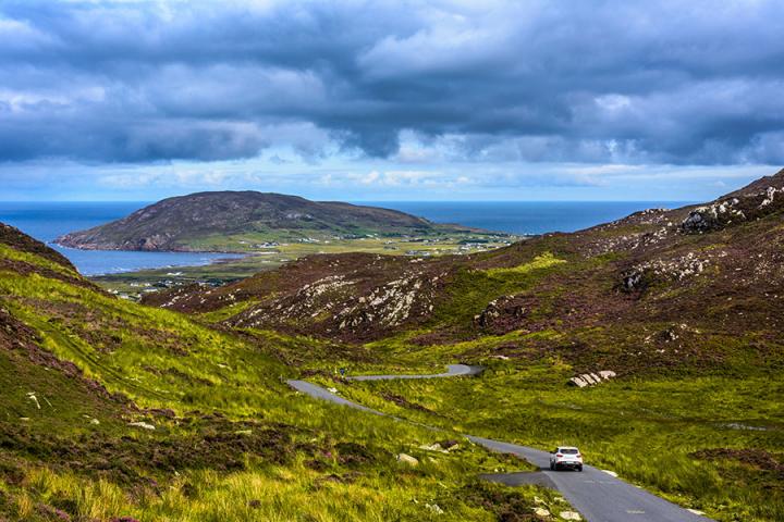 Donegalm - Car driving on a lonley road through Gap of Mamore Voyage Découverte en Irlande - Découverte du Comté de Donegal