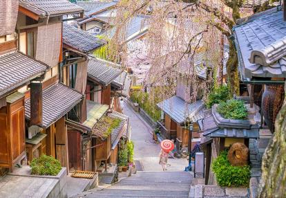 Kyoto, the Higashiyama District during sakura season Voyage Découverte au Japon - Kyoto, un concentré du Japon