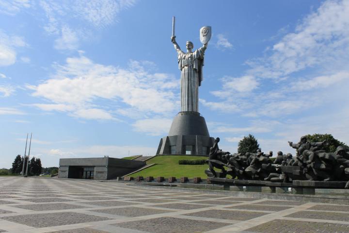 Kiev - Statue de la Mère-Patrie Voyage Découverte en Ukraine - Kiev, doyenne des villes soviétiques