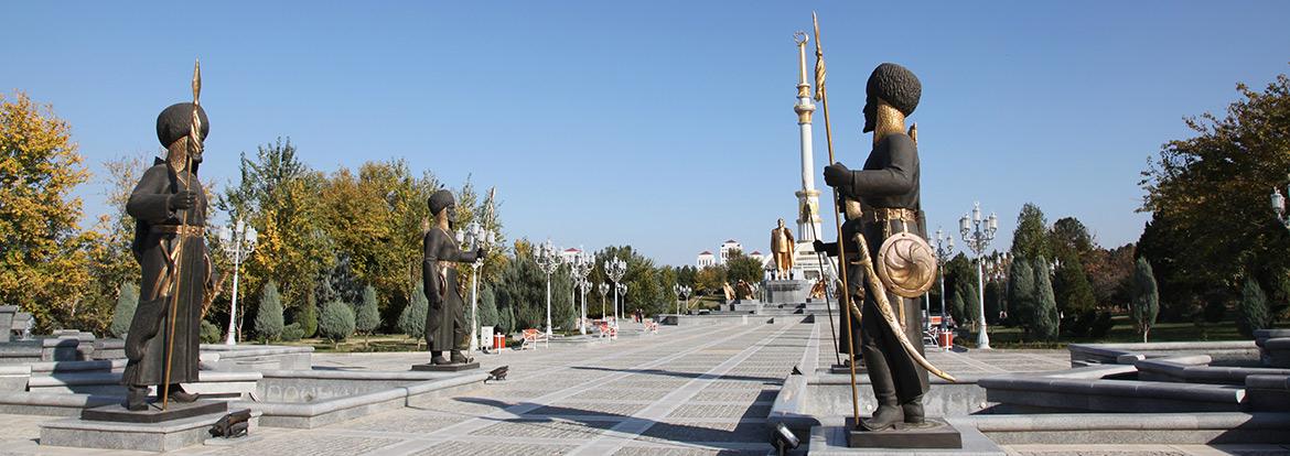 Ashgabat - The monument of independence Guide de Voyage - Turkménistan