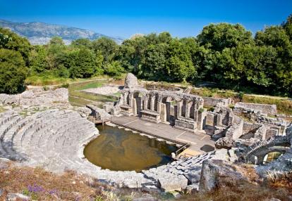 Butrint - Amphitheater of the ancient Baptistery Voyage en Albanie - Sur les Chemins des sites classés  à l'Unesco en Albanie