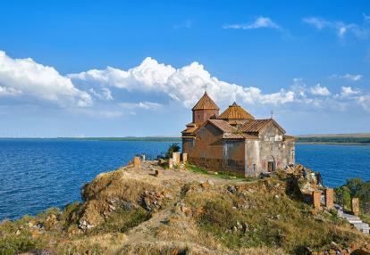 Hayravank monastery near lake Sevan Voyage en Arménie - Vignobles et Patrimoine