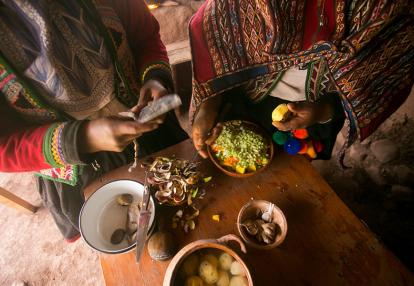 Cooking a traditional Andean vegetable soup before a Pachamanca feast with a Quechua Voyage en Equateur - Saveur, traditions culinaires et foodies