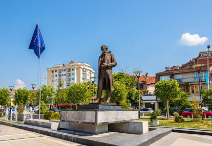 Pristina -Statue of Ibrahim Rugova Voyage au Kosovo & Macédoine du Nord - En Terre Inconnue