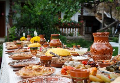 Table with homemade moldavian food Voyage en Moldavie - Découverte Oeno Gastronomique