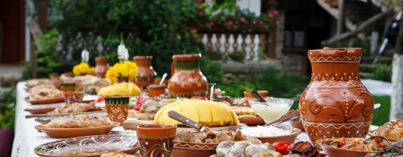 Table with homemade moldavian food Voyage en Moldavie - Découverte Oeno Gastronomique
