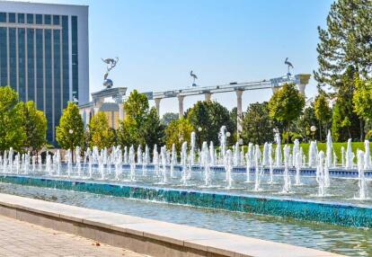 Tachkent - Ezgulik Arch and scenic fountains at Mustakillik maydoni (Independence Square) Voyage en Ouzbékistan - L'Ouzbékistan en famille