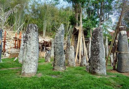 Sulawesi - Ceremony site with megaliths. Bori Kalimbuang. Tana Toraja Voyage en Indonésie - De Bira à Toraja, la Traversée du Sud de Sulawesi