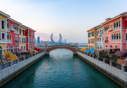 Qanat Quartier and The Crescent tower in The Pearl Qatar Voyage au Qatar - Forfait 5 Jours - 4 Nuits