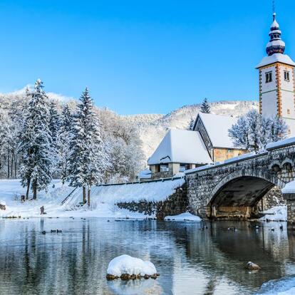 Lac de Bohinj - Église Saint-Jean-Baptiste Voyage en Slovénie - Le Lac de Bohinj sous la neige