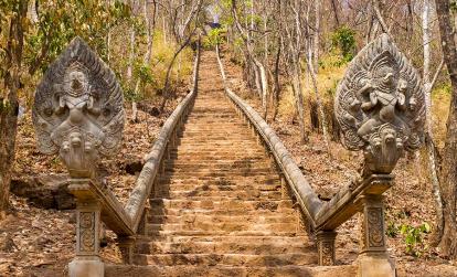 Battambang - Escalier vers le Wat Banan A Découvrir au Cambodge - Battambang