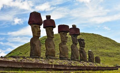 Ile de Paques - Statues moai dans le volcan Rano Raraku A Découvrir au Chili - L'Ile de Pâques