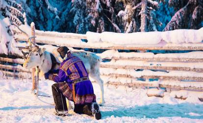 Man in Saami traditional garment at Reindeer Rovaniemi Finland A Découvrir en Finlande - La culture sami et Lemmenjoki